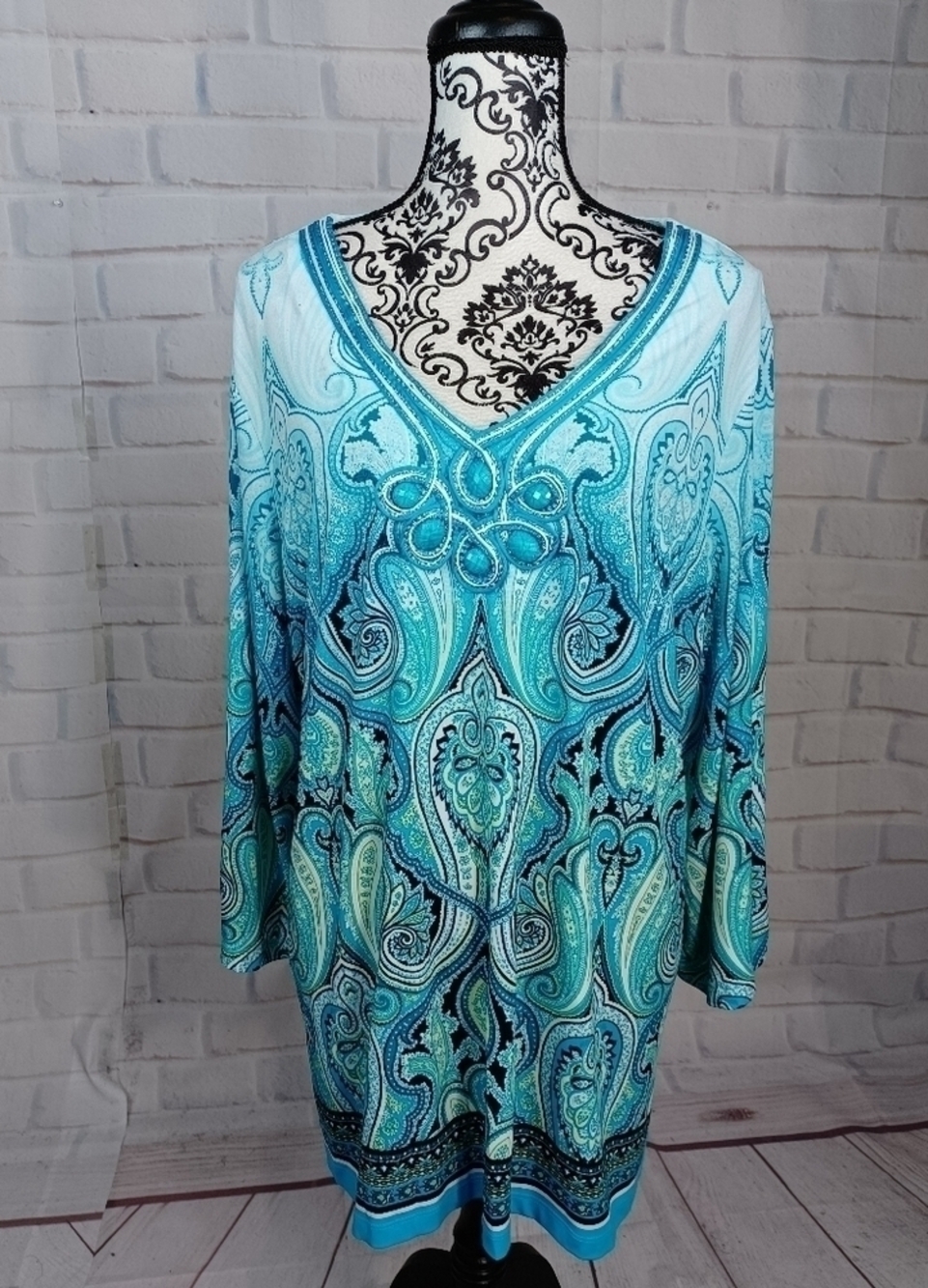 JM Collection women's long sleeve stretch paisley print beaded front 2x top bb07